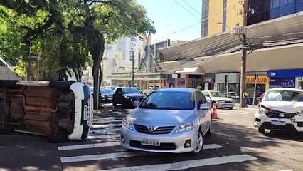 Colisão seguida de tombamento é registrada na Rua Paraná, no Centro