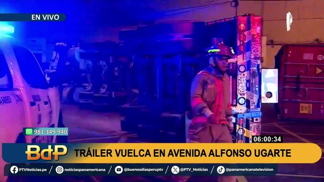 Tráiler vuelca en la avenida Alfonso Ugarte en el Cercado de Lima