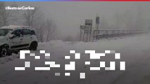 Nevica come in inverno sull'Appennino modenese: il video