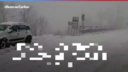 Nevica come in inverno sull'Appennino modenese: il video