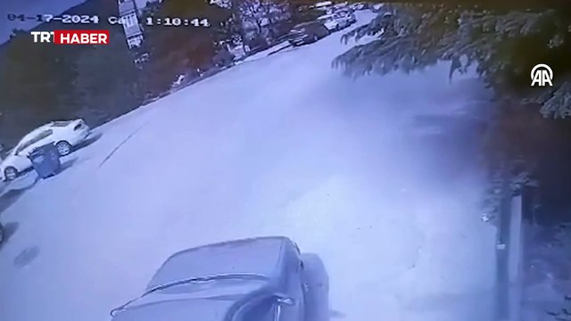 Otomobilin site duvarında asılı kaldığı anlar kamerada