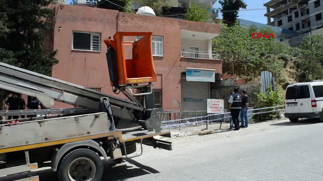 Evin üzerine istinat duvarı çöktü! Yıkılma tehlikesiyle karşı karşıya kaldı