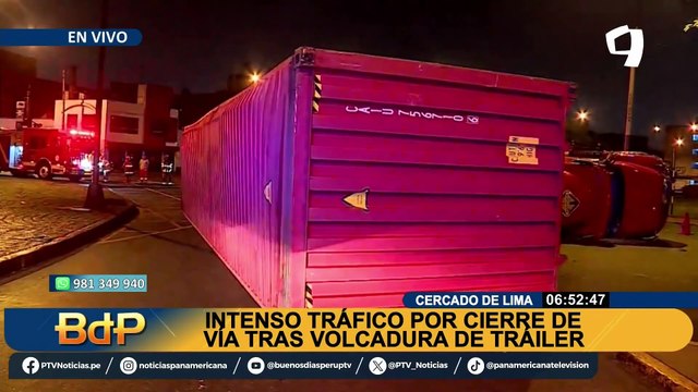 Tráiler vuelca en la avenida Alfonso Ugarte en el Cercado de Lima