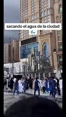 sacando agua de la ciudad