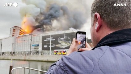 In fiamme la Borsa di Copenaghen, crollata la guglia