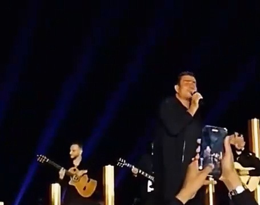 عمرودياب اي واحده بتقبلها بتبقى حاسه من حفل سطح الاهرامات