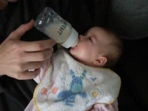 cléa tient son bibi toute seule!!!