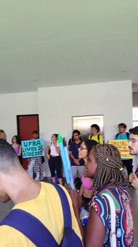 Alunos da UFBA protestam contra professor da Escola de Teatro