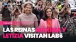 Las reinas Máxima y Letizia visitan las instalaciones de la organización LAB6