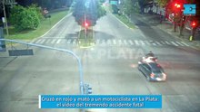 Cruzó en rojo y mató a un motociclista en La Plata, el video del tremendo accidente fatal
