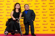 Warwick Davis dedica un emotivo homenaje a su esposa tras su muerte