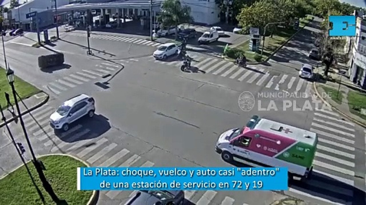 La Plata: choque, vuelco y auto casi adentro de una estación de servicio en 72 y 19