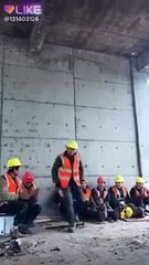 Cet ouvrier a un talent caché...