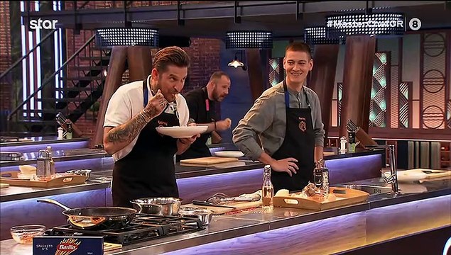 MasterChef 2024: Αμηχανία στο πλατό! Ο Κουτσόπουλος τον «τσάκωσε» με την μπουκιά στο στόμα και του την ειπε