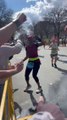 La coureuse qui a fait fondre le bitume : Regardez cette femme s'arrêter pour danser avec les foules épuisées au marathon de Boston !