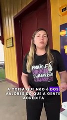 Prefeita bolsonarista joga livros no lixo e dispara: “valores que a gente não acredita”; assista