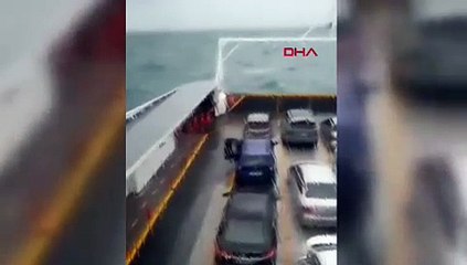 Arabalı feribotta korku dolu anlar: 4 araç hasar gördü