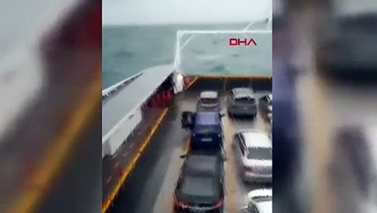 Arabalı feribotta korku dolu anlar: 4 araç hasar gördü