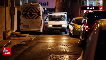 İzmir'de araçlarını yola park ederek trafiğe kapatan sürücüler