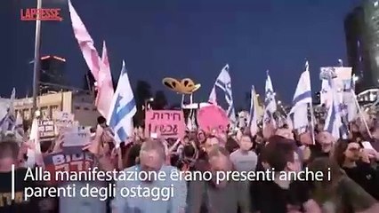 Video herunterladen: Migliaia in piazza a Tel Aviv: la folla chiede nuove elezioni e il rilascio degli ostaggi