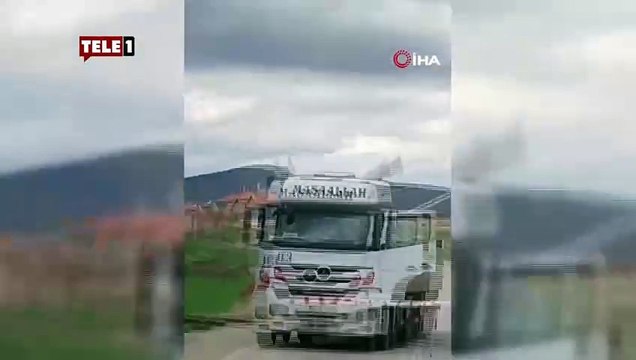 Afyonkarahisar’da feci kaza! Tır hemzemin geçitte kaldı tren şiddetle çarptı