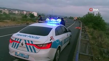 MOTOSİKLET KARŞI ŞERİDE GEÇEREK BARİYERLERE ÇARPTI: 1 ÖLÜ