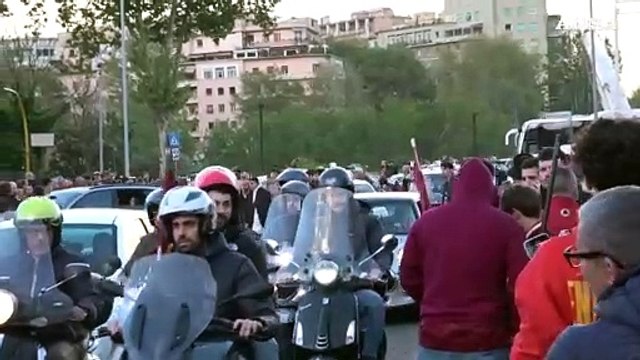 Europa League: delirio dei tifosi al passaggio del pullman giallorosso