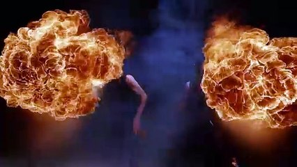 48 cámaras capturan a un hombre tragando fuego