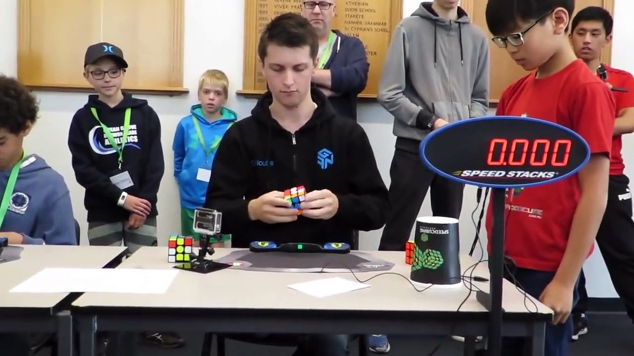 Feliks rompe récord armando el  cubo de Rubik: tardó 4.22 segundos