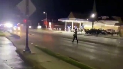 Kyle Rittenhouse no es arrestado al rendirse ante la policia