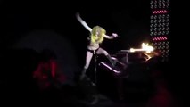 VIDEO: Lady Gaga cae de espaldas en un concierto