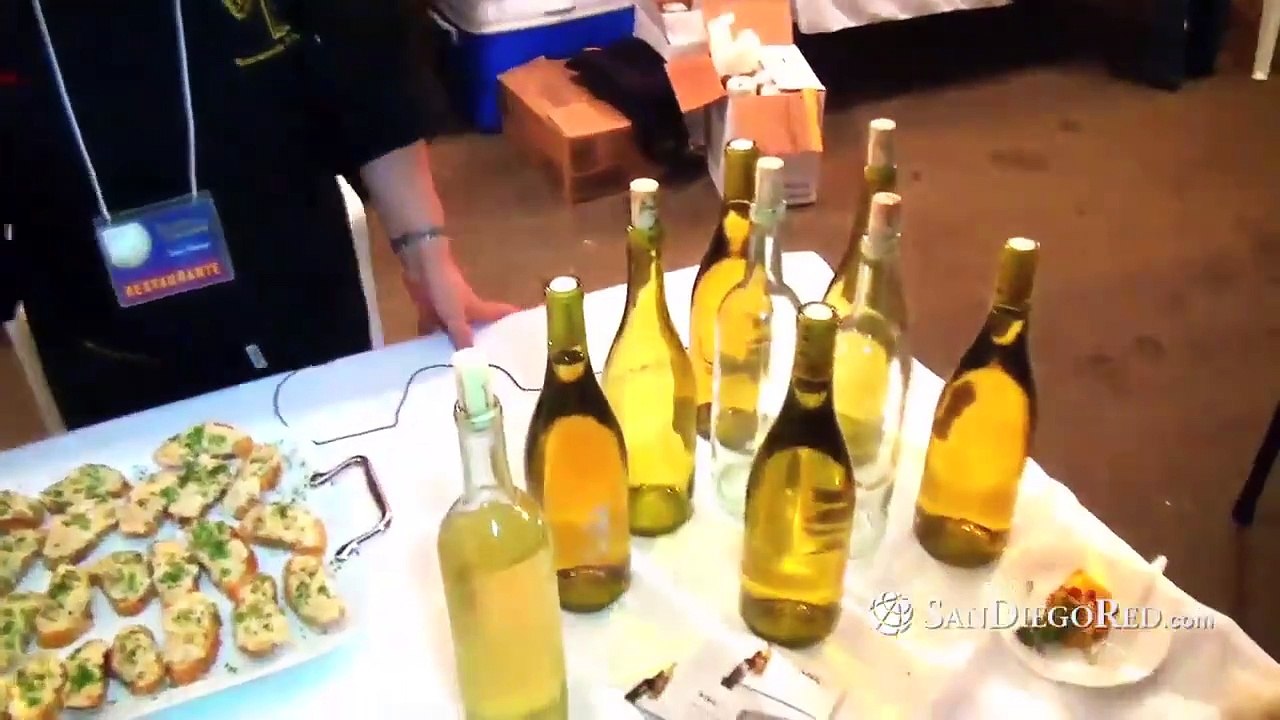 Video: Apoyan al cáncer de mama en festival de langosta
