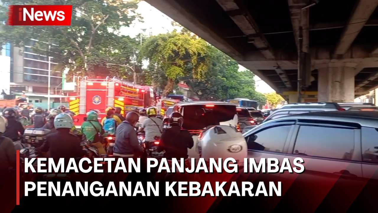 Mampang Prapatan Macet Panjang Dampak Penutupan Jalan Imbas Penanganan Kebakaran