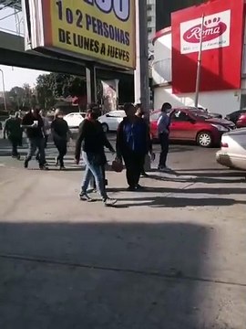 Abarrotan Blvd. Salinas para vacuna en preparatoria Lázaro Cárdenas en Tijuana