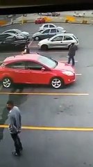 Mujer es secuestrada en su propio auto en un estacionamiento