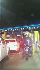 Agente baila alegremente en la garita Tijuana-San Diego