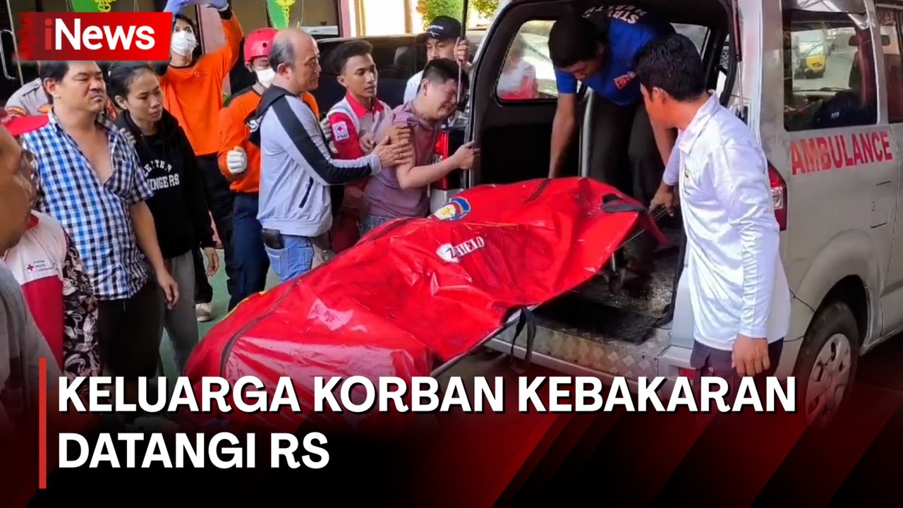 Isak Tangis Keluarga Korban Kebakaran Toko Bingkai di Mampang Prapatan di RS Polri