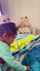 Madre su burla de su hija mientras es atacada por su mascota