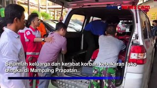 Datangi RS, Tangis Pecah Keluarga Korban Kebakaran Toko Bingkai di Mampang Prapatan