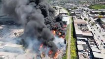 Incendio en recicladora de Tijuana: Bomberos luchan contra el fuego
