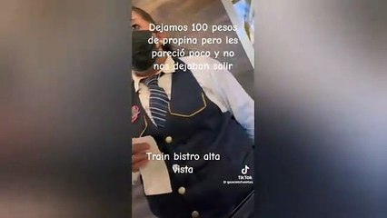 VIDEO: Mesera retiene a clientes por no dejarle suficiente propina