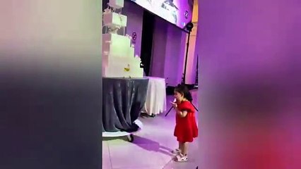 VIDEO: Niña en boda no resiste y se come el pastel antes de tiempo