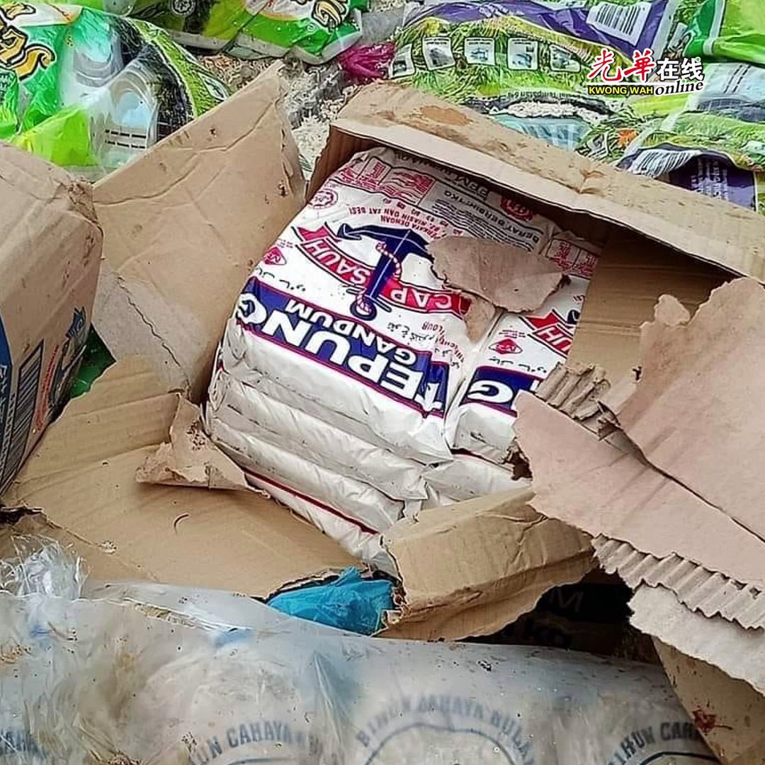 ⁣数十包白米粮食被丢弃焚烧 网民：为何丢掉也不给其他人