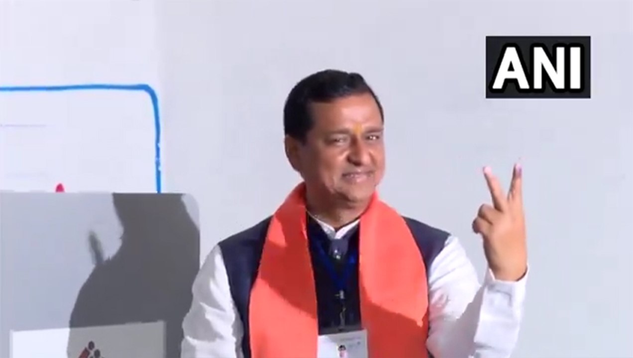 भाजपा उम्मीदवार अनिल बलूनी ने पौड़ी गढ़वाल के एक मतदान केंद्र पर अपना वोट डाला