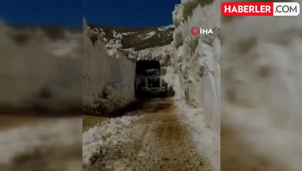 Yüksekova'da 5 metreyi bulan karda yol açma çalışmaları sürüyor