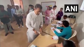 NCP नेता प्रफुल्ल पटेल ने एक मतदान केंद्र पर अपना वोट डाला