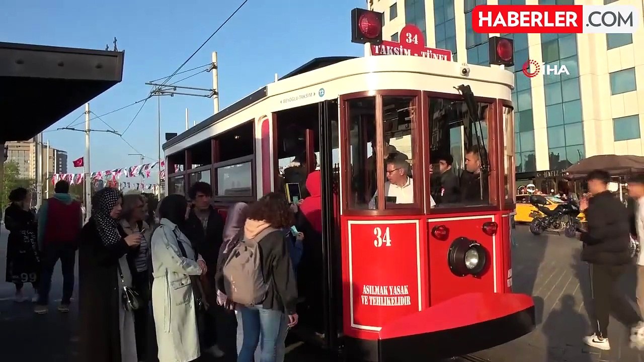 Taksim'de test sürüşüne çıkan akülü nostaljik tramvaya vatandaşlar yoğun ilgi gösterdi