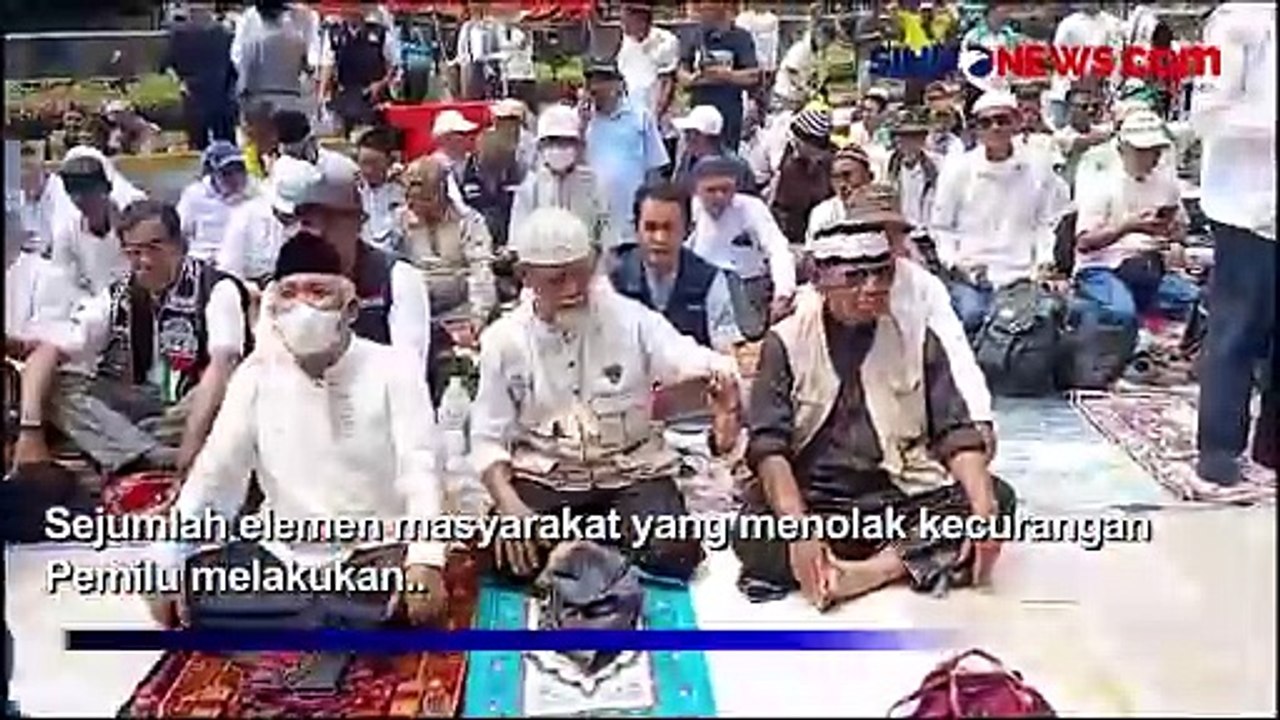 Momen Peserta Aksi Tolak Pemilu Curang Gelar Salat Jumat Bersama di Patung Kuda