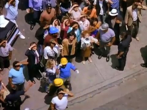 Bande-annonce de Arrête où ma mère va tirer ! / Arnold Schwarzenegger a piégé Sylvester Stallone pour le forcer à jouer dans le film