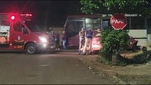 Colisão entre carro e ônibus deixa uma mulher de 30 anos ferida não Tarumã